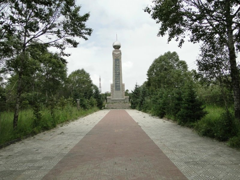 题有张爱萍将军的“中国第一个核武器研制基地”的纪念碑